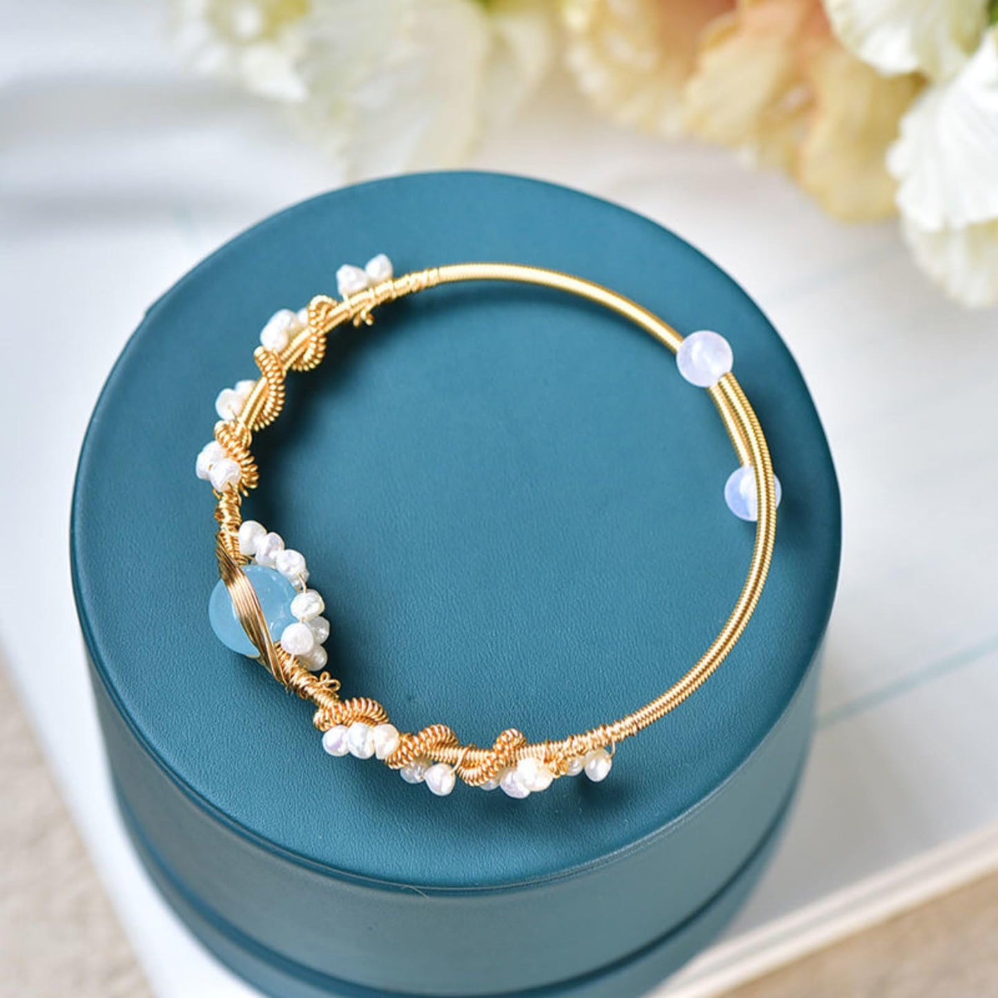 Pearl bracelet with gold-plated braided wire and white pearl beads