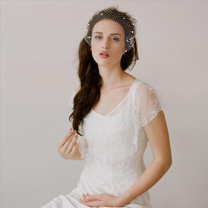 Bridal pearl large-hole mesh hair comb with short white veil and pearl beads