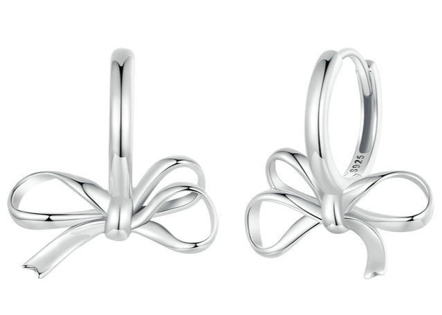 Bow-shaped ear clips in S925 sterling silver by CJ, set of two.