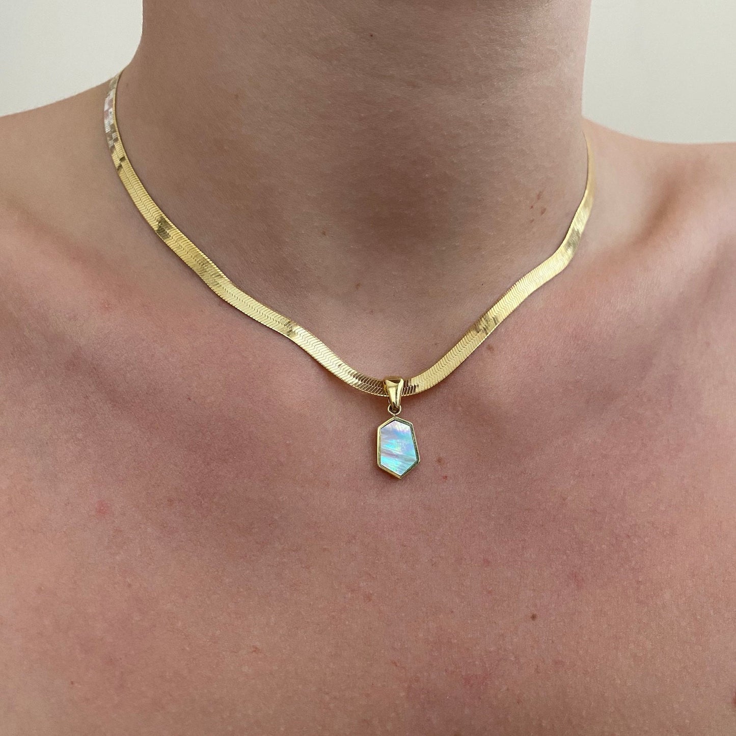 18K gold six-pointed star clavicle chain with iridescent hexagonal pendant on a 45+5cm snake-bone O-chain