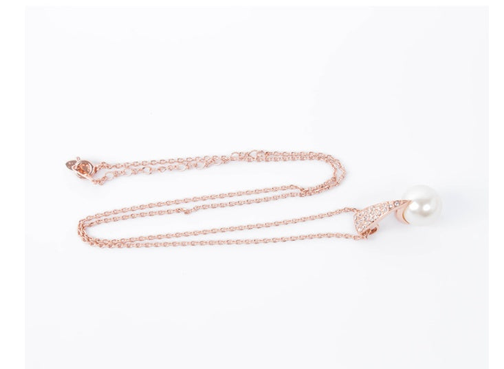 Bridal pearl necklace with large pendant on rose gold chain
