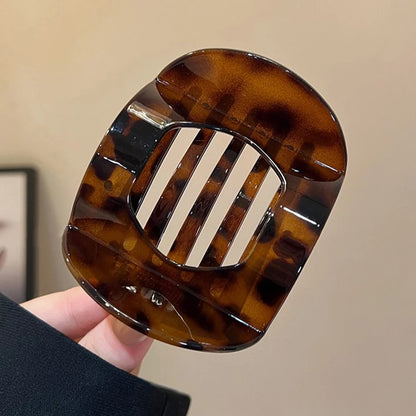 Edenista flat crab hair clip in leopard tortoiseshell pattern with metal teeth.
