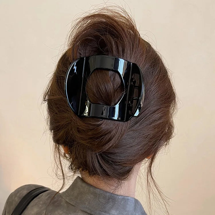 Edenista crab hair clip, black glossy flat claw style.