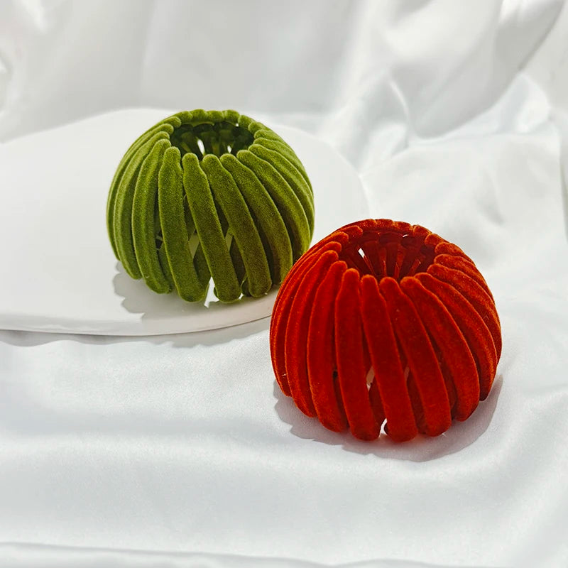 Set of 2 Edenista velvet bun hair claw clips in green and red, bird-nest expanding style