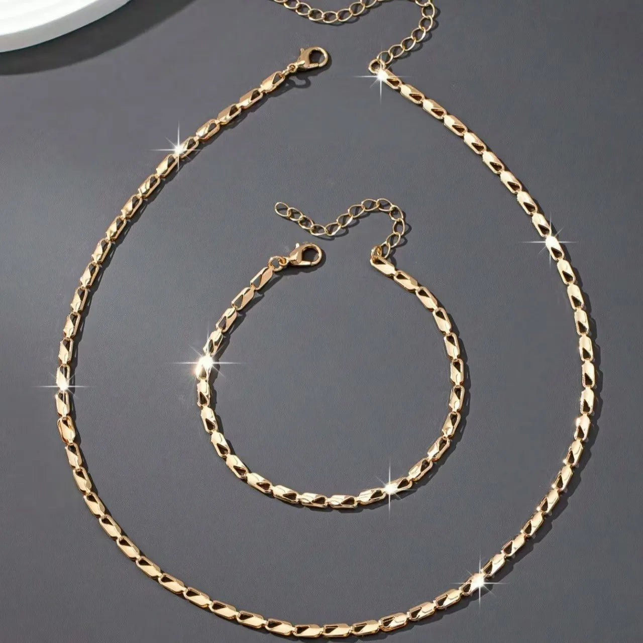 A Set of Sexy and Luxurious Women's Necklace and Bracelet by edenista