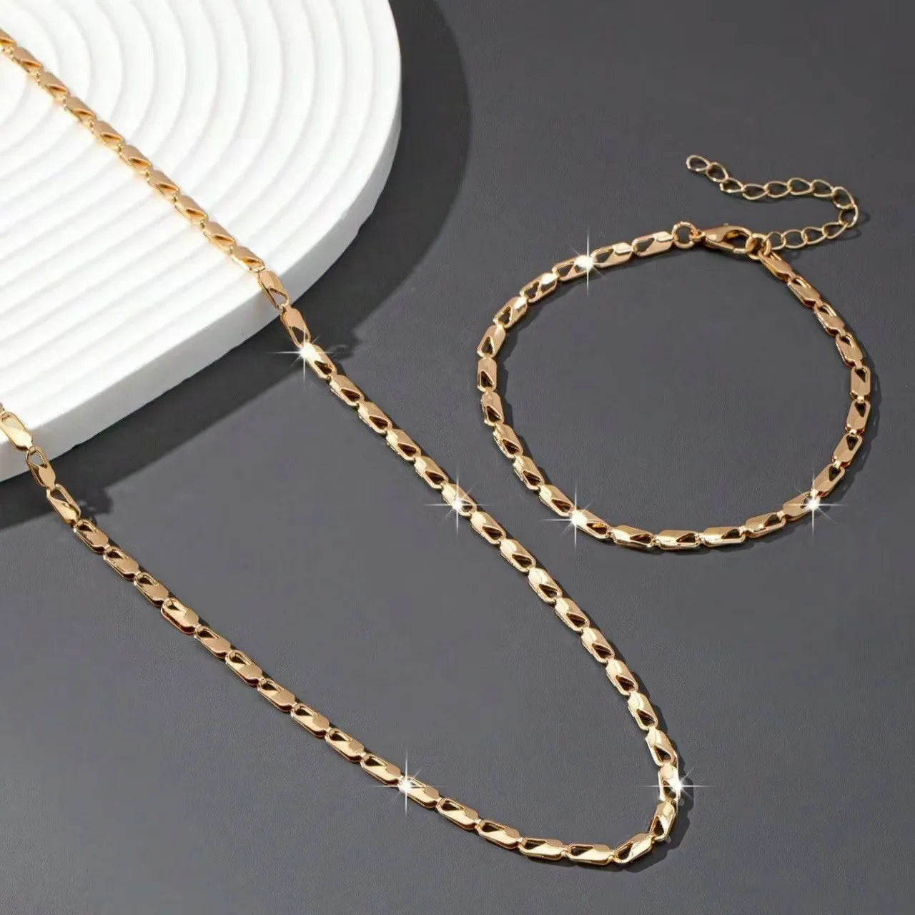 A Set of Sexy and Luxurious Women's Necklace and Bracelet by edenista