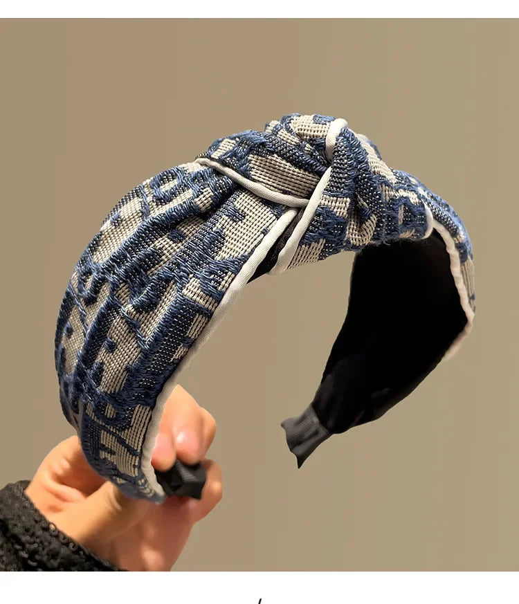 Edenista headband with blue and white geometric jacquard fabric and knotted top for retro outdoor style.