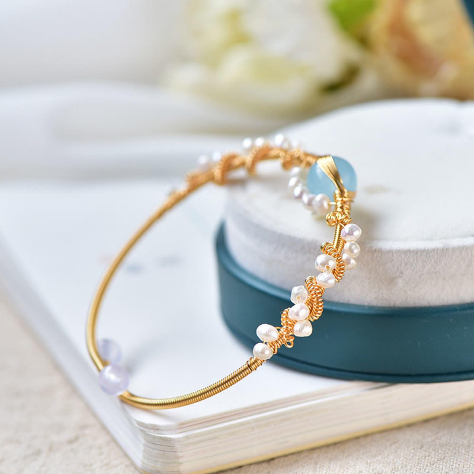 Bracelet set: gold-plated braided pearl bracelet and a simple gold wire cuff
