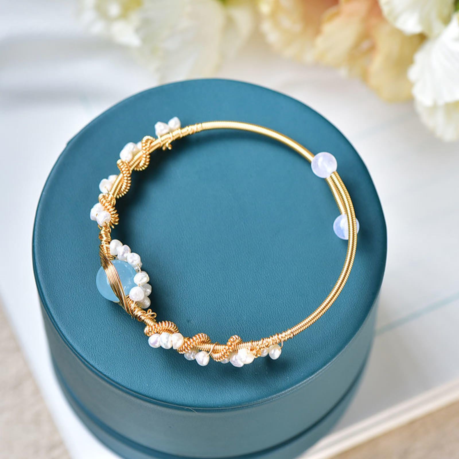 Pearl bracelet with gold-plated braided wire and white pearl beads