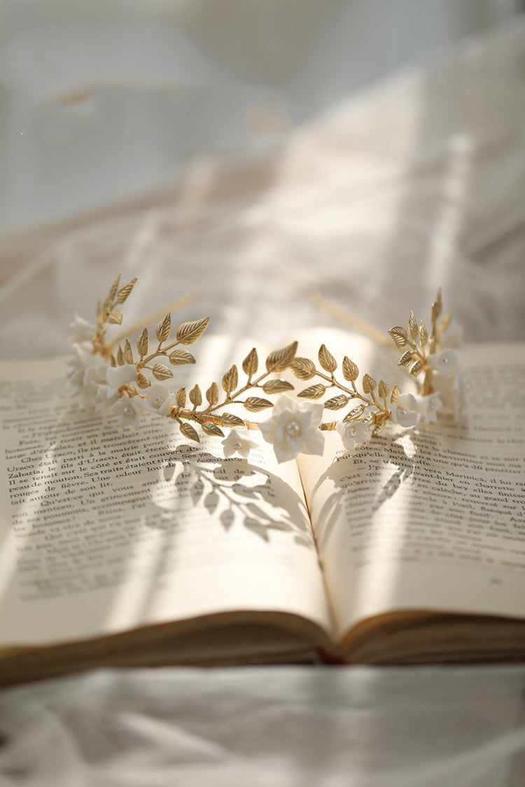 Hair band with gold leaf detailing and white ceramic flowers